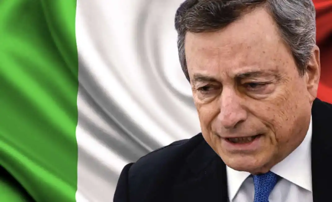 mario draghi bandiera italiana 