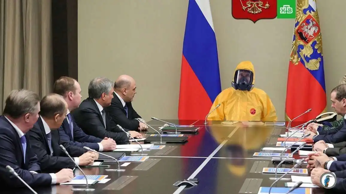 meme su vladimir putin con la tuta hazmat