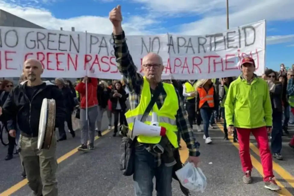 portuali contro il green pass 