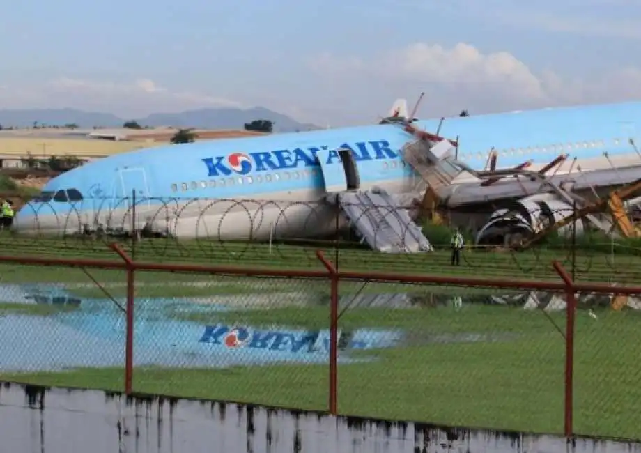 aereo korean air va fuoripista nelle filippine