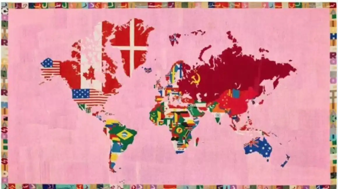 alighiero boetti mappa su fondo rosa