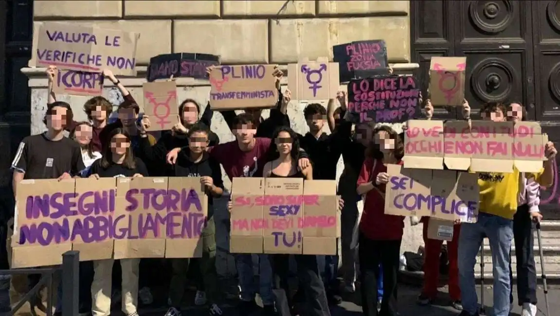 collettivo 20 novembre scuola liceo plinio seniore molestie roma professore proteste top pancia scoperta