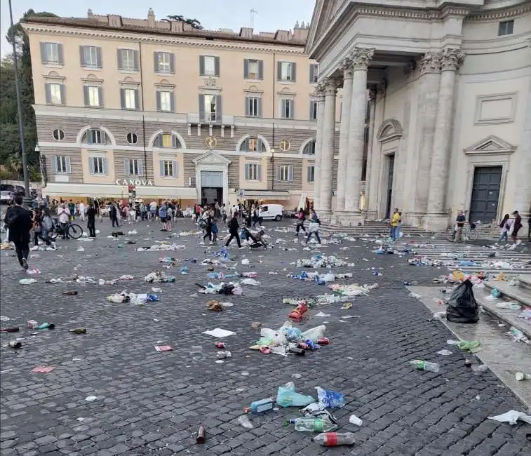 il caos lasciato dai tifosi del betis siviglia a piazza del popolo roma 