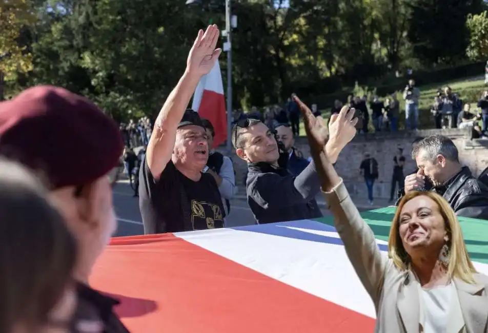 predappio, corteo degli arditi per il centenario marcia su roma giorgia meloni 