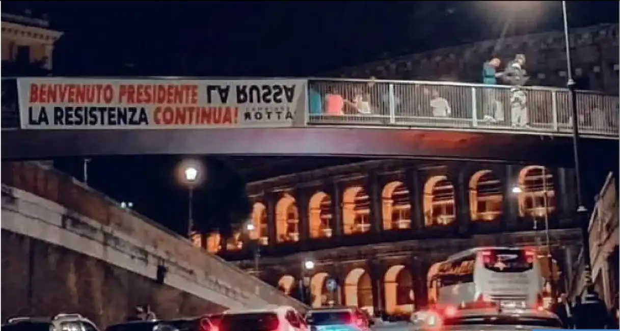 striscione contro la russa