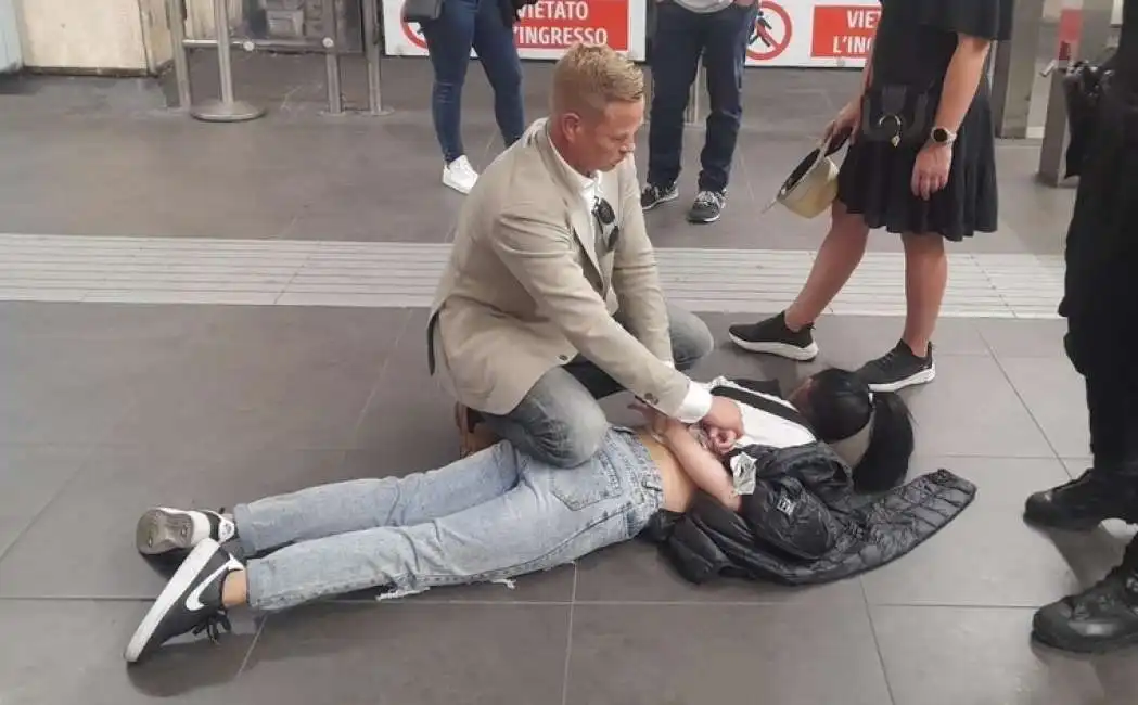 turista americano ladra rom roma piazza di spagna nomade 