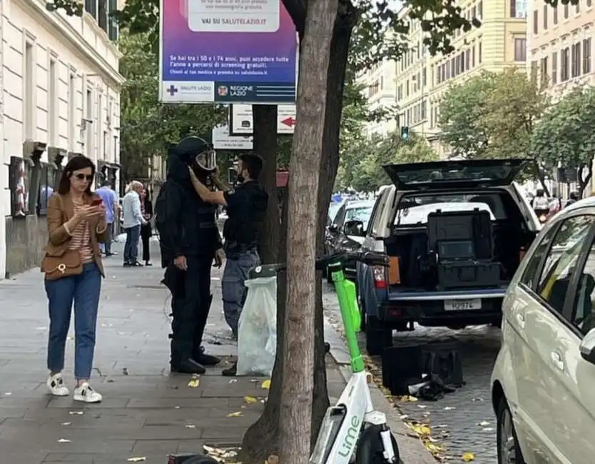 allarme bomba alla stazione della metro lepanto di roma