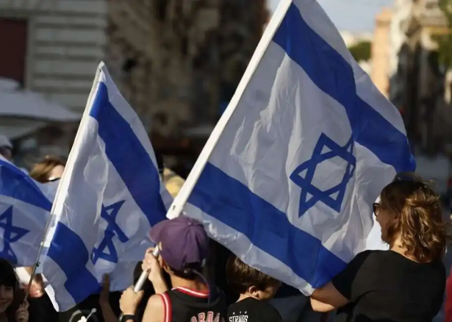 bandiere israele manifestazione