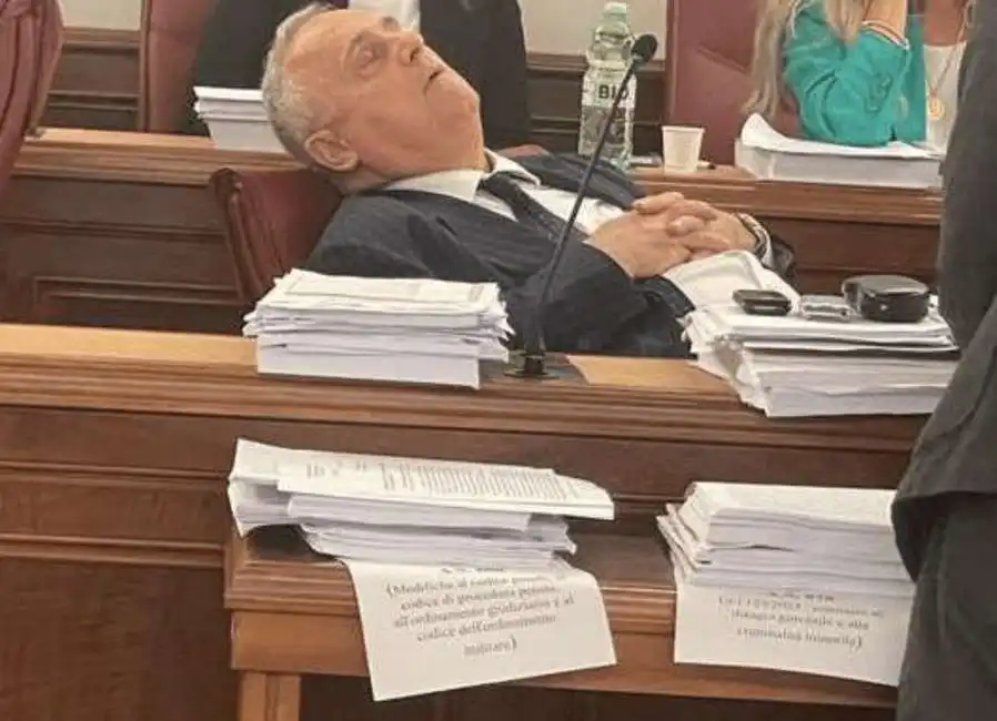 claudio lotito dorme in senato