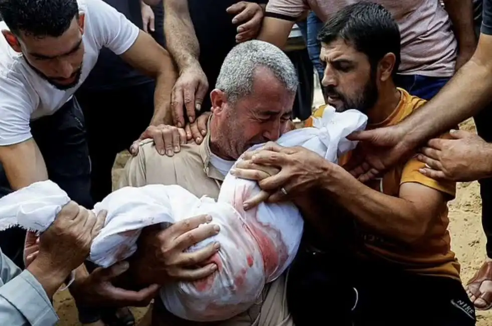 palestinesi piangono la morte di un bambino a gaza israele striscia di 