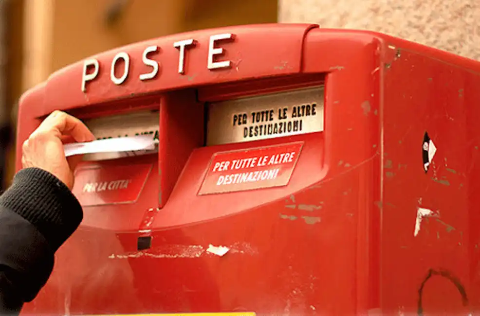 buca delle lettere cassetta postale posta cartolina lettera 