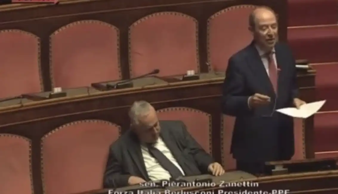 lotito dorme in senato