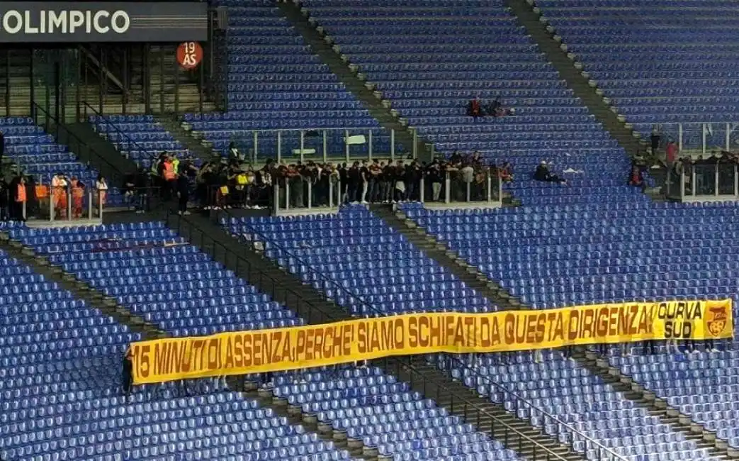 roma inter - striscione di protesta dei tifosi contro i friedkin 