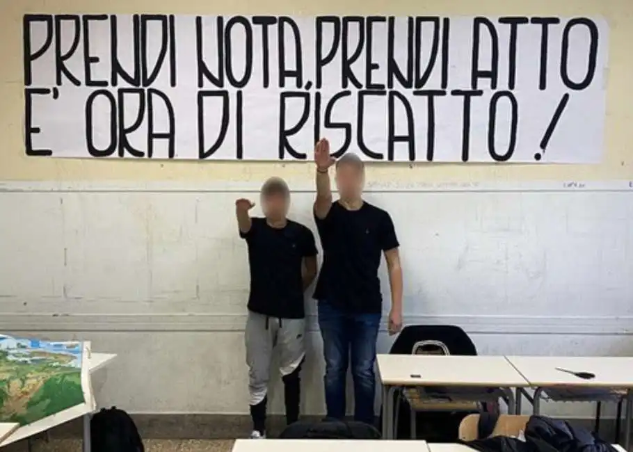 studenti del liceo montessori di roma fanno il saluto romano