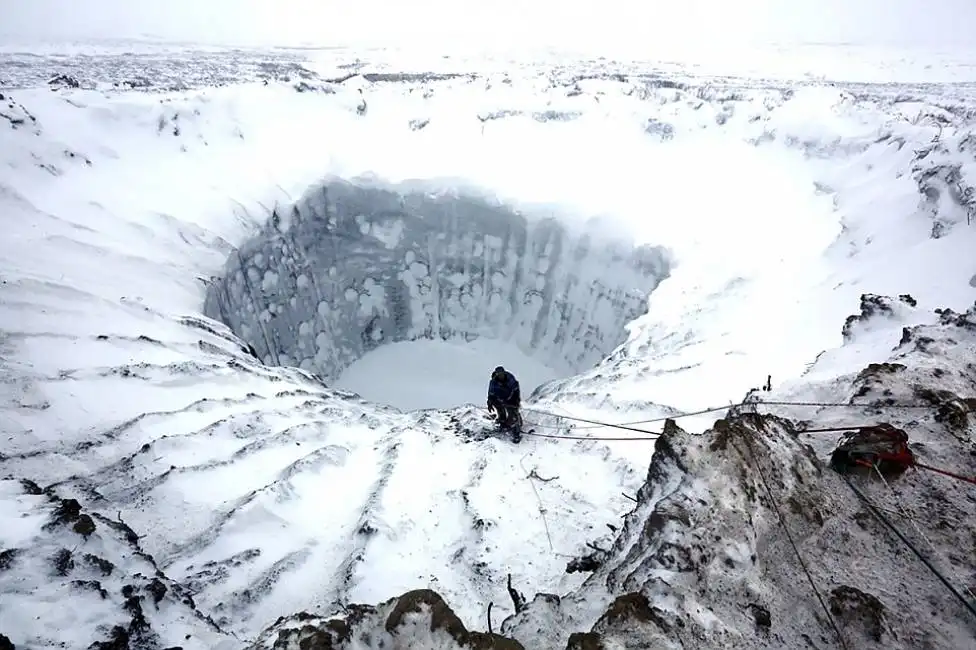 cratere misterioso in siberia