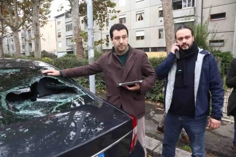 la visita al campo rom di matteo salvini 