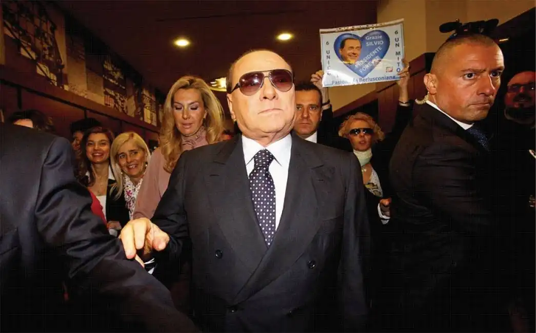 silvio berlusconi occhiali da sole uveite