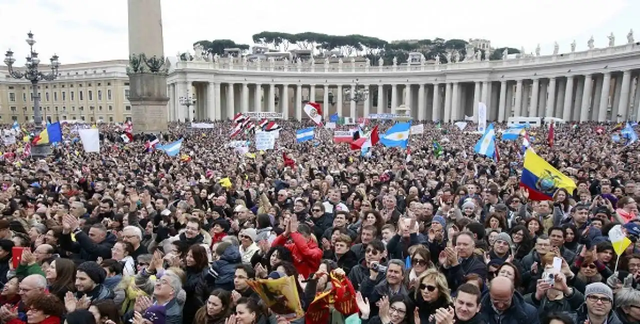 fedeli a piazza san pietro