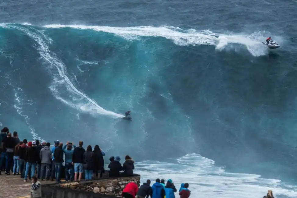 il surfista sebastian steudtner nazare