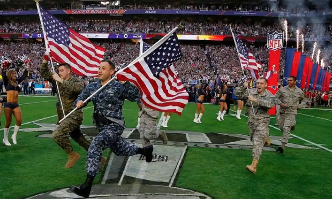 militari americani alla parata dei new england patriots patriottismo