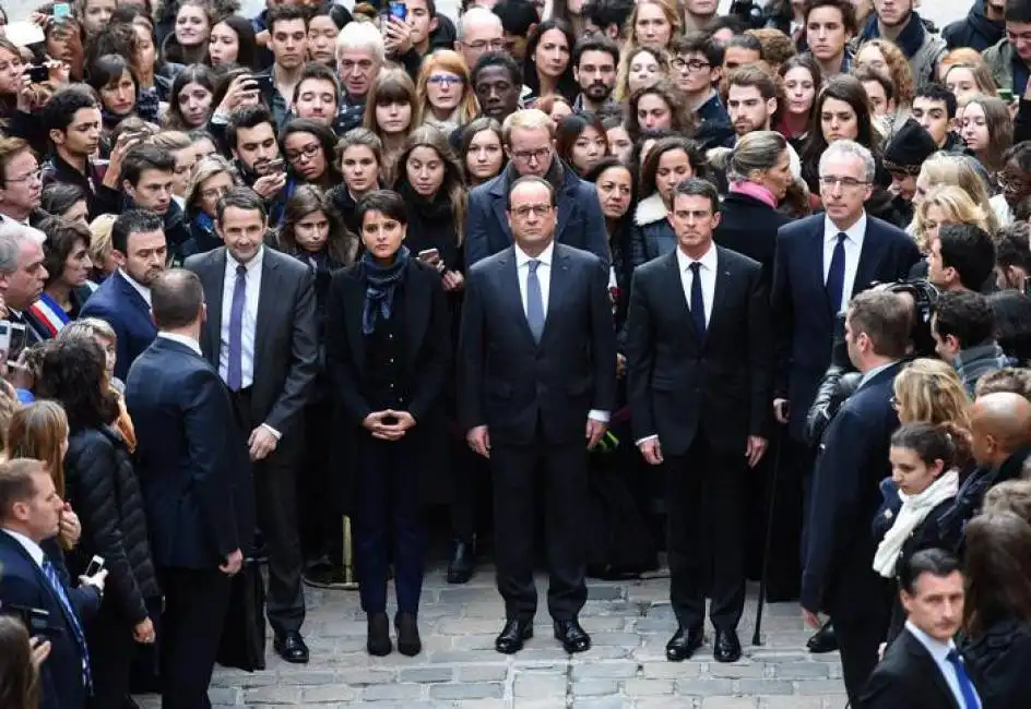 un minuto di silenzio di hollande e valls alla sorbona