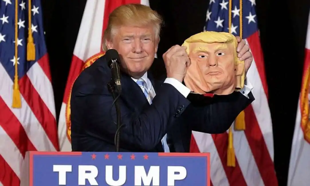 trump maschera