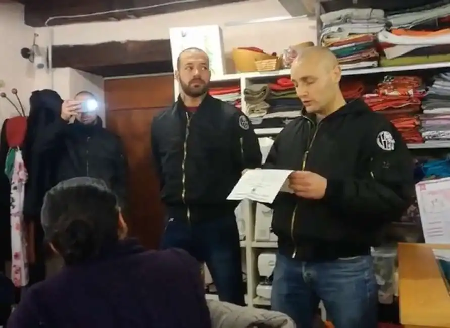 affiliati a veneto fronte skinhead fa irruzione nella sede di como senza frontiere