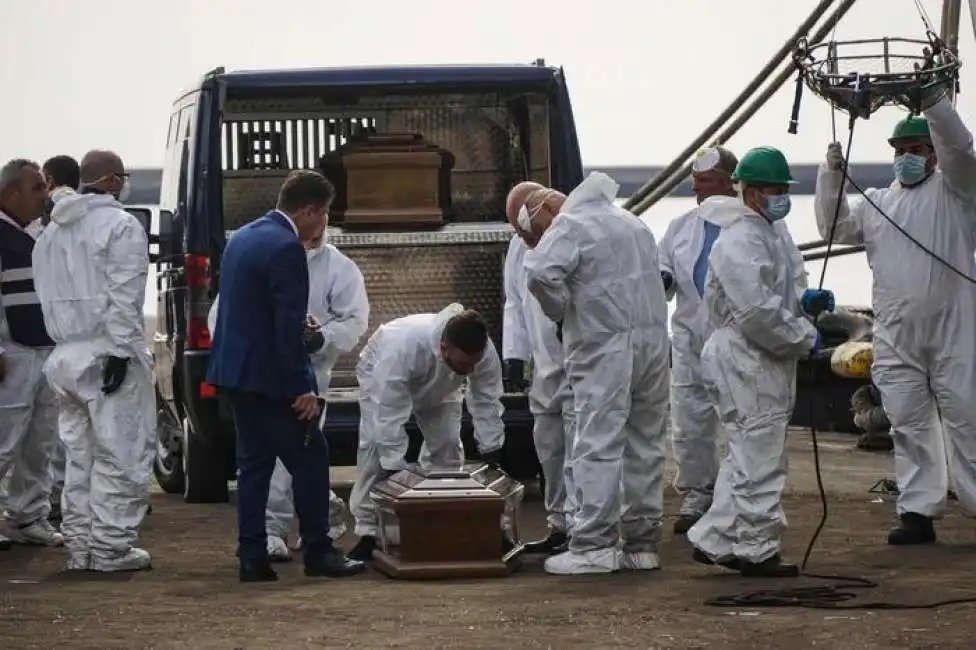 i cadaveri delle donne migranti morte trasportate a salerno a bordo della nave spagnola cantabria