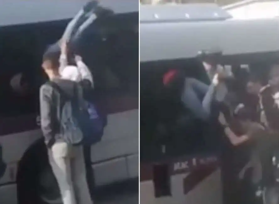 roma studenti entrano nel bus dal finestrino 