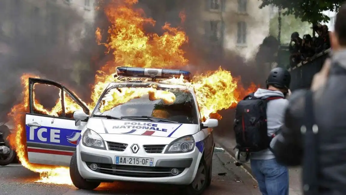 agguati alla polizia in francia -1