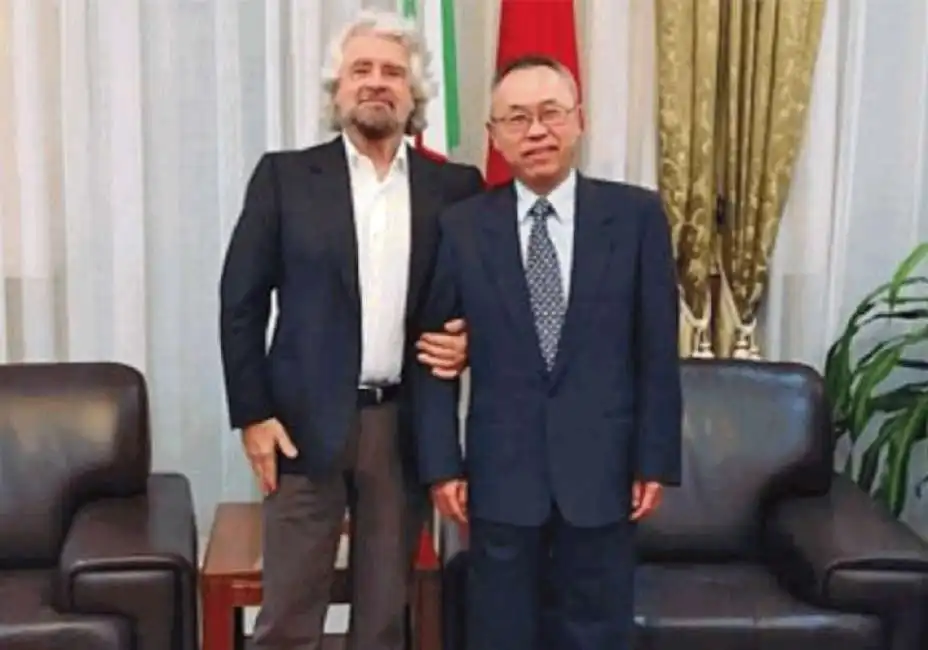 beppe grillo con l ambasciatore cinese li junhua cina