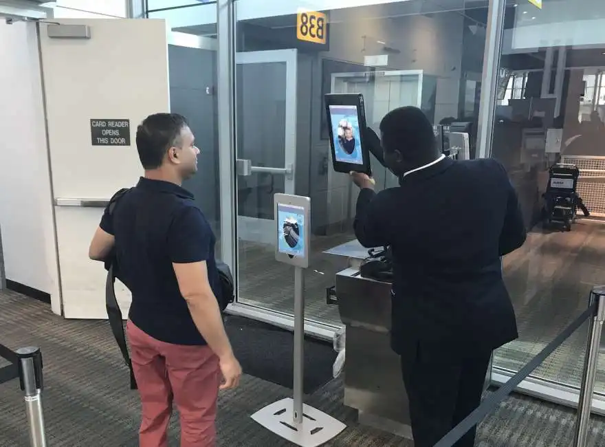 riconoscimento facciale in aeroporto