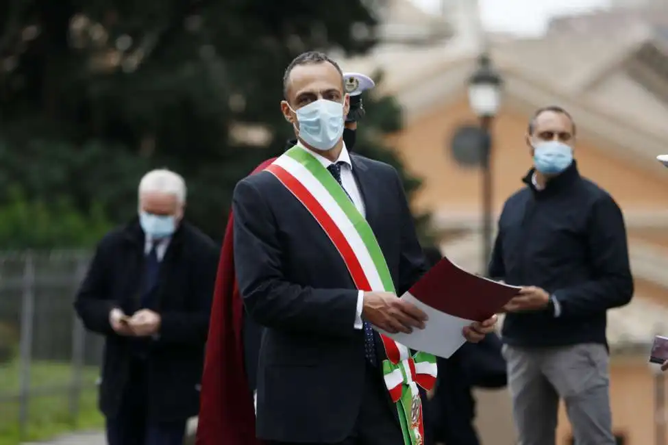 la salma di gigi proietti in campidoglio accolta da marcello de vito con la fascia da sindaco 