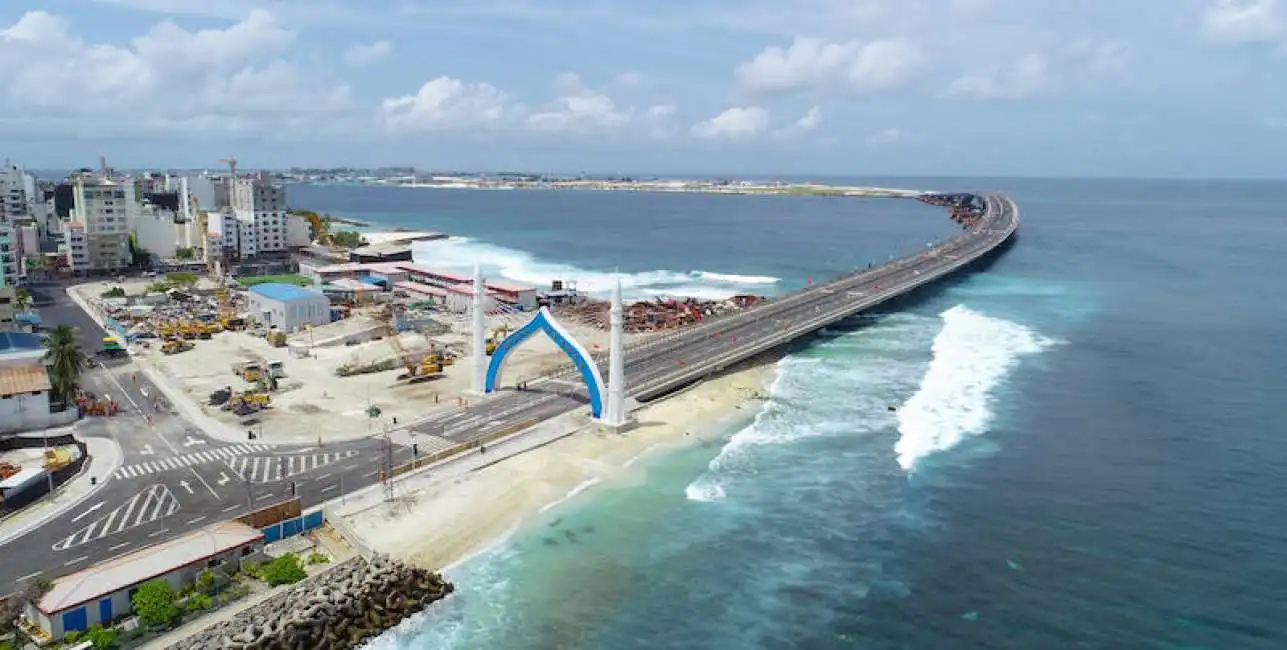 maldive ponte tra gli atolli 