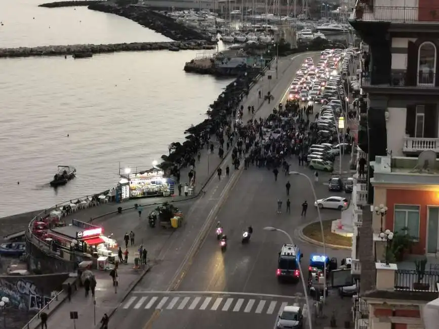 proteste a napoli contro il lockdown e vincenzo de luca lungomare