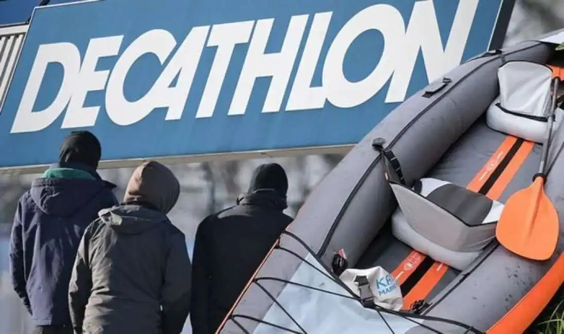 decathlon migranti canoe