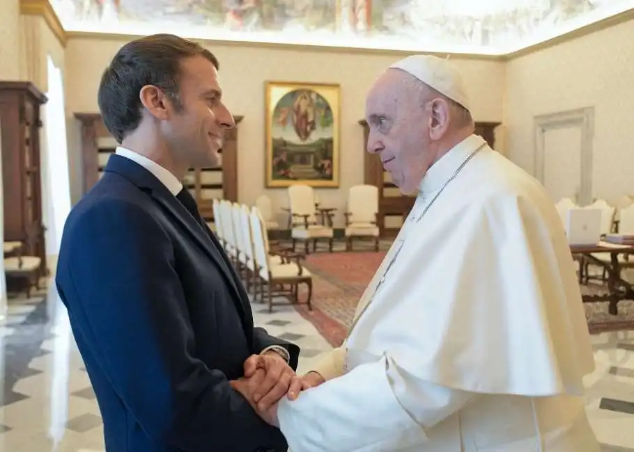 emmanuel macron papa francesco 1 bergoglio 