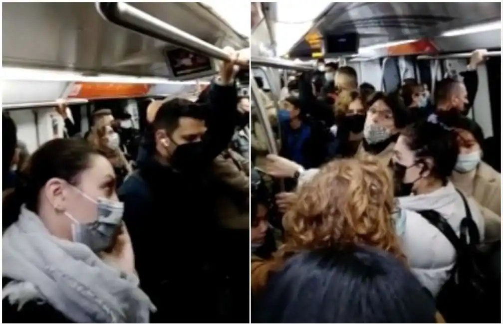 folla in metropolitana a roma