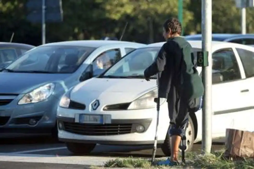 mendicante al semaforo