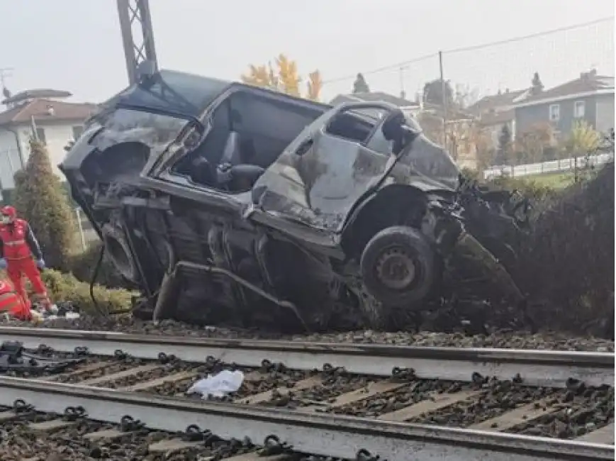 pulmino per disabili finisce sulla ferrovia vicino parma