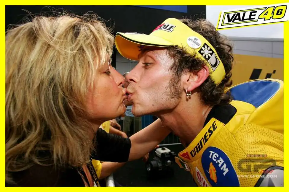 valentino rossi con la madre