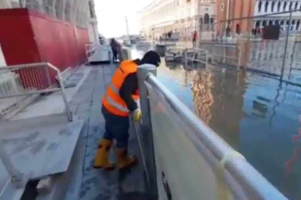 barriera di vetro difende san marco a venezia