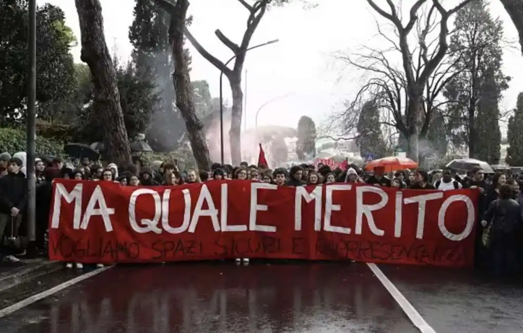 corteo degli studenti contro il governo meloni