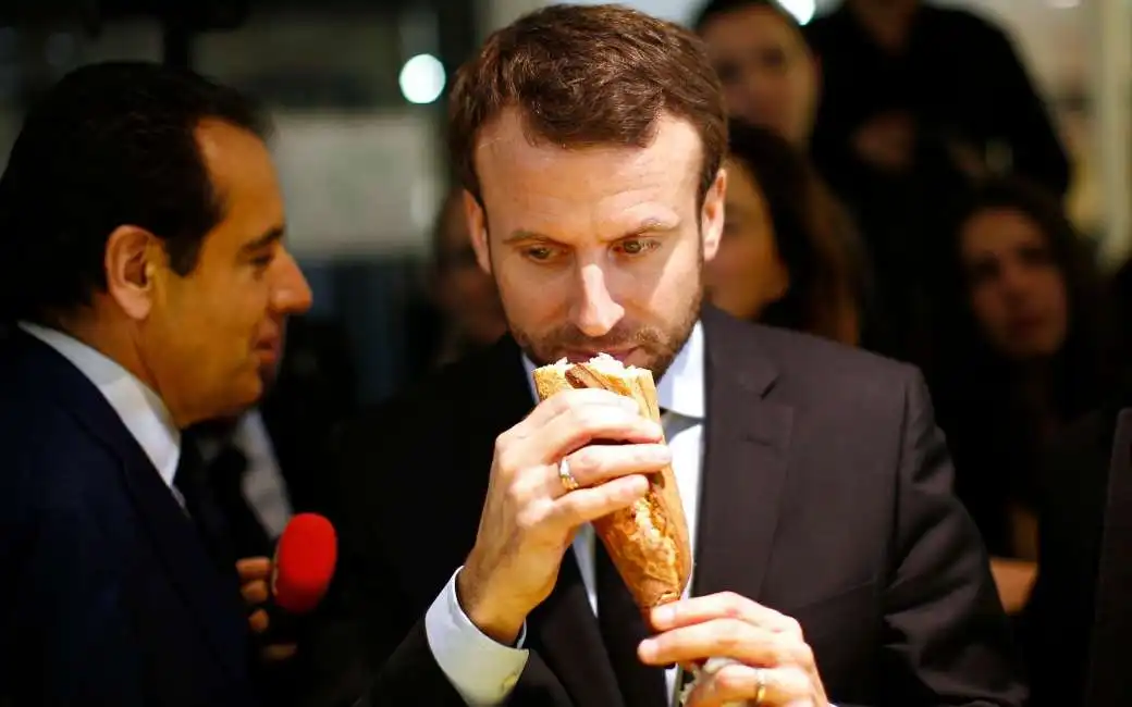 emmanuel macron baguette