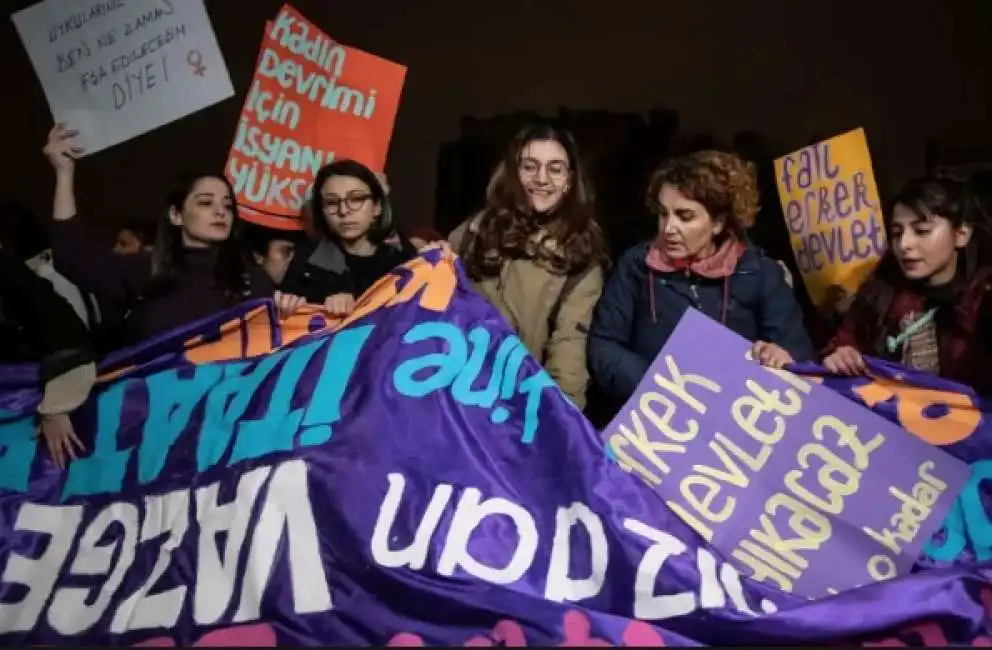 manifestazione contro la violenza sulle donne a istanbul 