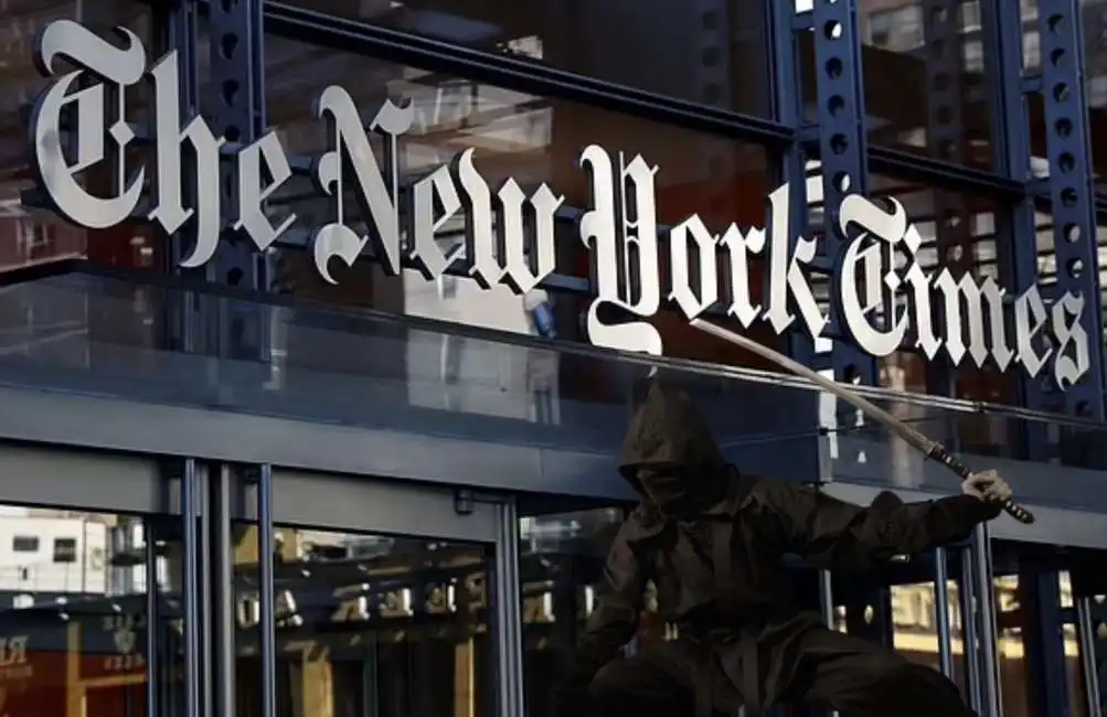 new york times uomo armato spada 