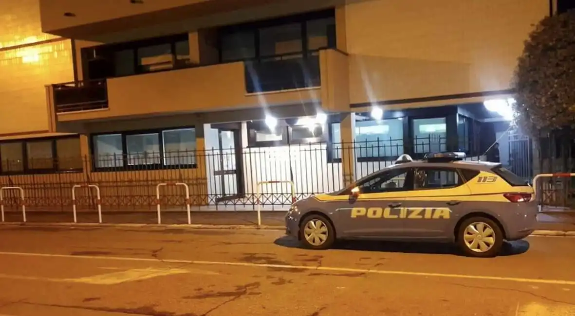 polizia davanti alla diamond import 1 imprenditore orafo arezzo