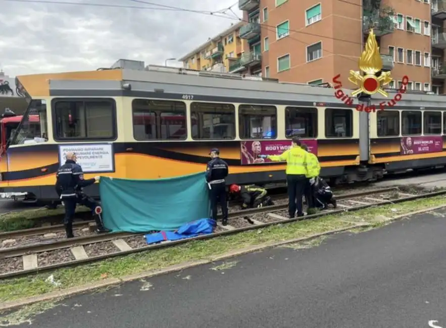 ragazzino travolto e ucciso da un tram a milano 9