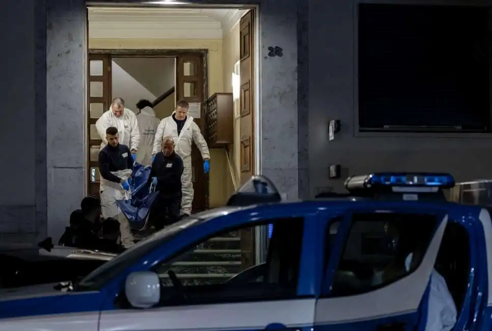 rilievi della scientifica in via augusto riboty, dopo l omicidio delle due cinesi - 4 serial killer prati 