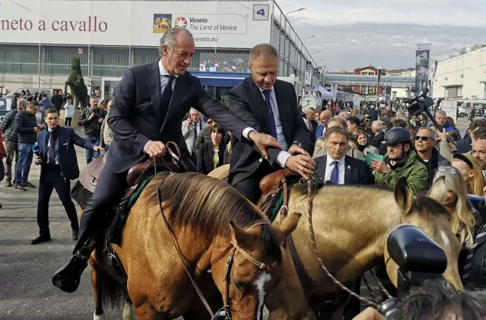 luca zaia e francesco lollobrigida a cavallo